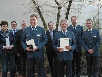 Mit hohen THW-Ehrungen und Auszeichnungen wurden Frank Heublein (Vierter von links] und Wolfgang Mierzwa (Sechster von links) bedacht. Von links: MdL Susann Biedefeld, Curd W. Mohr, OB Norbert Tessmer, Frank Heublein, stellvertretender Landrat Rainer Mattern, Wolfgang Mierzwa, Klaus Labitzke, Karsten Herold. Foto: Edwin Meißinger