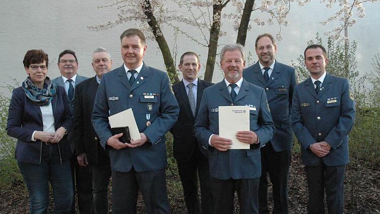 Mit hohen THW-Ehrungen und Auszeichnungen wurden Frank Heublein (Vierter von links] und Wolfgang Mierzwa (Sechster von links) bedacht. Von links: MdL Susann Biedefeld, Curd W. Mohr, OB Norbert Tessmer, Frank Heublein, stellvertretender Landrat Rainer Mattern, Wolfgang Mierzwa, Klaus Labitzke, Karsten Herold. Foto: Edwin Meißinger