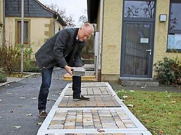 Helmut Blank sieht sich die verschiedenen Pflaster an.  Foto: Thomas Malz