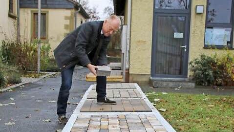 Helmut Blank sieht sich die verschiedenen Pflaster an.  Foto: Thomas Malz