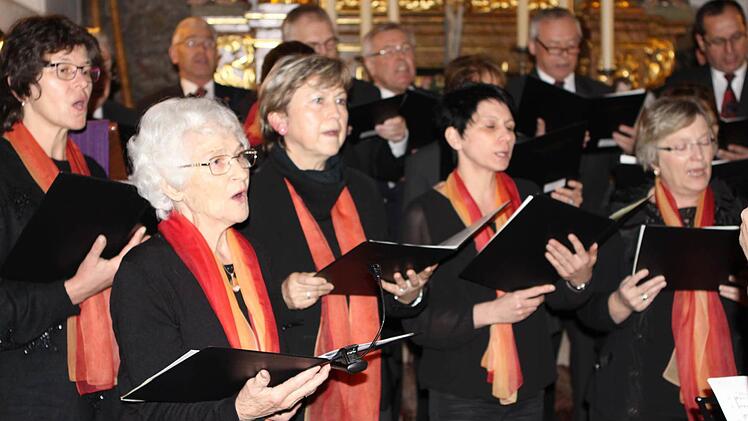 Gegenseitige Unterstützung mit den Nachbarn aus Hummendorf gibt es schon lange. Der gemischte Chor 1878 war unter der Leitung von Claudia Götz in Weißenbrunn dabei.  Foto: Michael Wunder