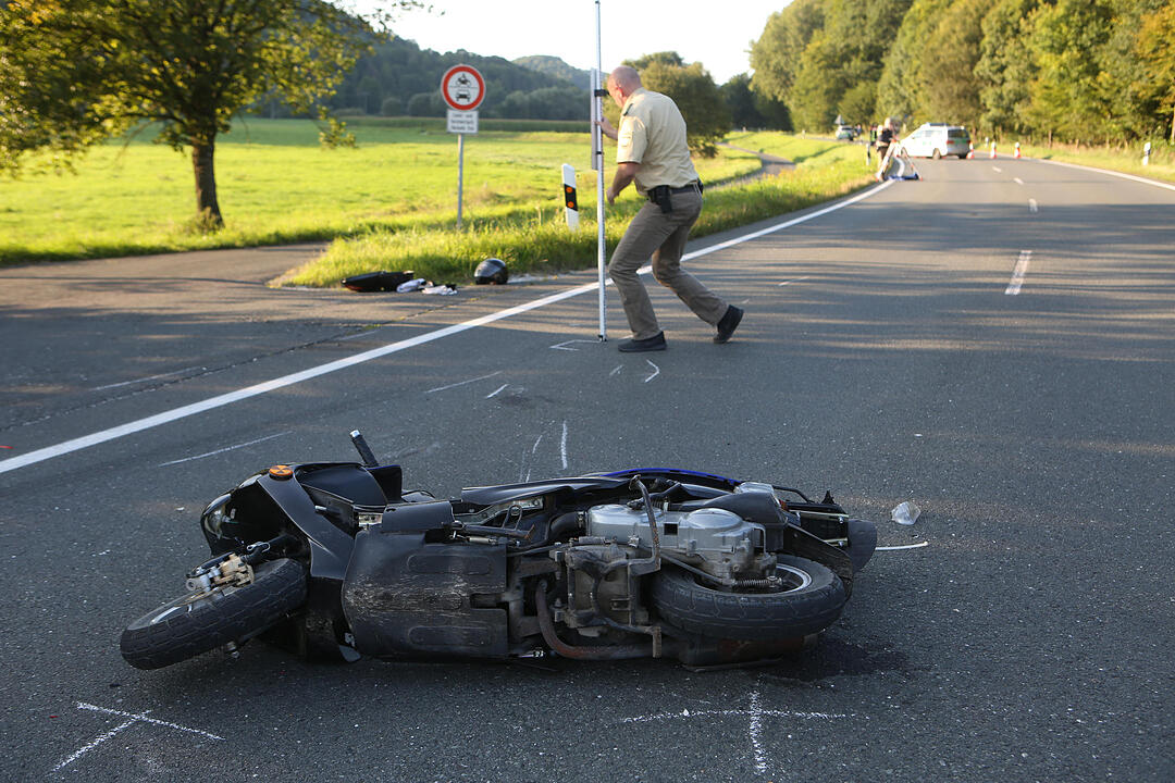 Unterleinleiter:BMW kollidiert frontal mit Roller