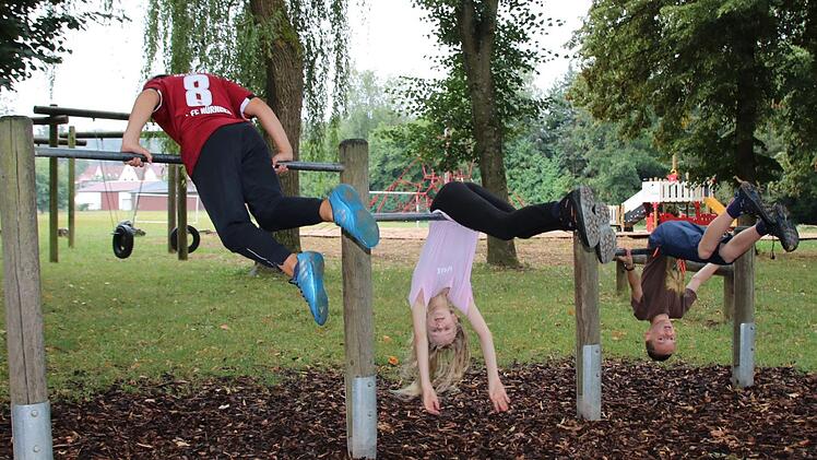 Turnübungen an Reckstangen in unterschiedlicher Höhe. Ralf Ruppert