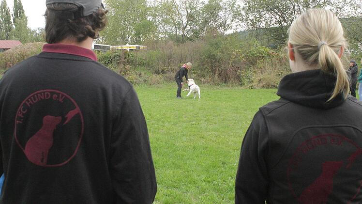 Was man auf dem Rücken trägt, trägt man beim 1. FC Hund auch im Herzen: das Miteinander zwischen Mensch und Hund.