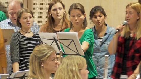 Claudia Dörr (Mitte) bei Instruktionen mit ihren Sängern