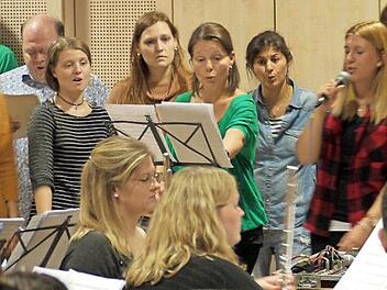 Claudia Dörr (Mitte) bei Instruktionen mit ihren Sängern