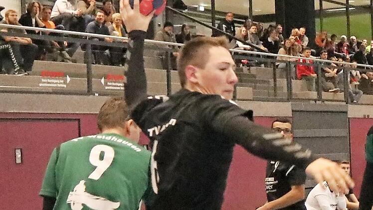 Nachwuchsspieler Leo Ruppert (unser Bild) ist schon voll im Team der ersten Garnitur integriert. Jüngst beim 22:28 gegen den TV Weidhausen war Ruppert mit fünf Toren erfolgreichster Eberner Torschütze aus dem Feld. Foto: Dietz