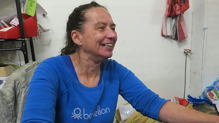 Uta Sperber hat trotz der Aufgabe ihres Bastelladens ihr Lachen nicht verloren.Bettina Dirauf