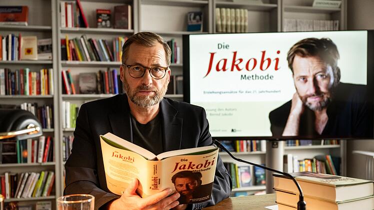 Dr. Bernd Jakobi (Christian Erdmann) ist Kinderpsychiater und gefeierter Bestsellerautor. In seinem Buch "Die Jakobi Methode" beschreibt er, dass Eltern ihre Kinder immer h&auml;ufiger wie Erwachsene, gar wie Partner behandeln - und dann w&uuml;rden sie sich wundern, wenn ihnen die Kleinen auf der Nase herumtanzen.