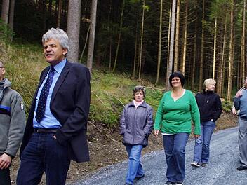 Forstamtmann Armin Hanke und Bürgermeister Wolfgang Förtsch (von links) begehen gemeinsam mit Waldbesitzern den neuen Forstwirtschaftsweg. Foto: Heike Schülein