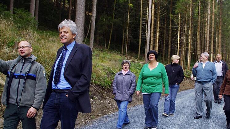 Forstamtmann Armin Hanke und Bürgermeister Wolfgang Förtsch (von links) begehen gemeinsam mit Waldbesitzern den neuen Forstwirtschaftsweg. Foto: Heike Schülein