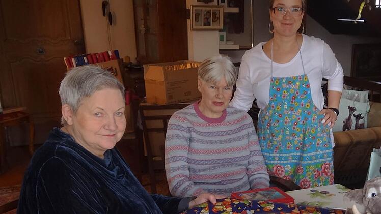 Drei Frauen, die anpacken: 31 Päckchen haben Gabriele Ullmann, Antje-Karin Dommach und Barbara Ullmann schon gepackt.