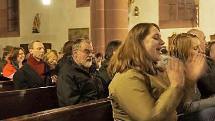 Katholiken singen für die Erneuerung der Kirche.