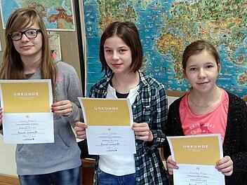 Svenja Küchler (Mitte) siegte beim Vorlesewettbwerb 2014 der 6. Klasse in der Mittelschule Wildflecken. Den zweiten Platz belegte Larissa Kömpel (links), Dritte wurde Angelika Milios.  Foto: Mellenthin