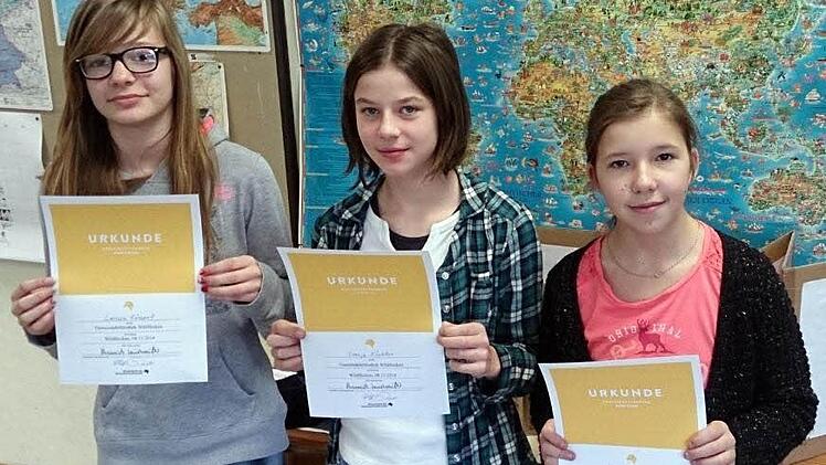 Svenja Küchler (Mitte) siegte beim Vorlesewettbwerb 2014 der 6. Klasse in der Mittelschule Wildflecken. Den zweiten Platz belegte Larissa Kömpel (links), Dritte wurde Angelika Milios.  Foto: Mellenthin
