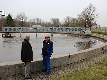 Norbert Eiser, Geschäftsführer des Abwasserzweckverbandes Michelau-Marktzeuln, im Gespräch mit Robert Kober, stellv. Betriebsleiter der Kläranlage, vor dem Belebungsbecken mit einem Durchmesser von 42 Metern und einem Fassungsvermögen von 5800 Kubikmetern. Es ist aus Beton, 30 Jahre alt und nie leer. "Wir wissen nicht, wie's unten aussieht", sagt Kober. Foto: Ramona Popp
