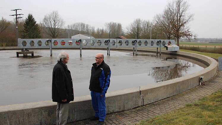 Norbert Eiser, Geschäftsführer des Abwasserzweckverbandes Michelau-Marktzeuln, im Gespräch mit Robert Kober, stellv. Betriebsleiter der Kläranlage, vor dem Belebungsbecken mit einem Durchmesser von 42 Metern und einem Fassungsvermögen von 5800 Kubikmetern. Es ist aus Beton, 30 Jahre alt und nie leer. "Wir wissen nicht, wie's unten aussieht", sagt Kober. Foto: Ramona Popp