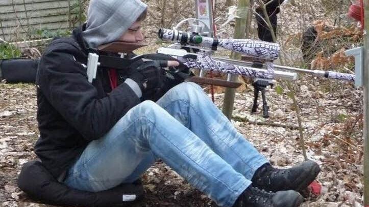 Eine überragende Vorstellung bot der Eberner Nachwuchsschütze Torsten Weiler, der mit 55 von möglichen 60 Treffern die Klasse 3 für sich entschied. Das Design seines Gewehrs und seines Zielfernrohres hat er selbst gestaltet.