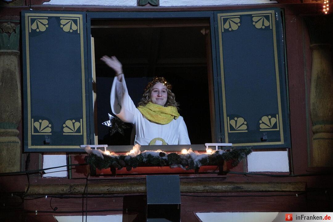 Das erste Fenster des Forchheimer Adventskalenders wurde von Weihnachtsengel Petra geöffnet.