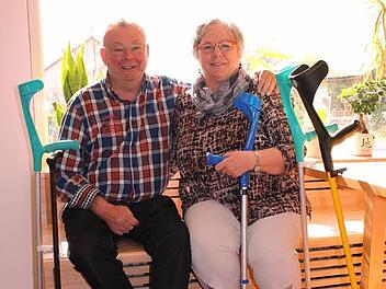 Maria Fuß und Walter Hobner hatten genug davon, sich nach umgefallenen Krücken bücken zu müssen. Sie sannen auf Abhilfe. Foto: Fuß