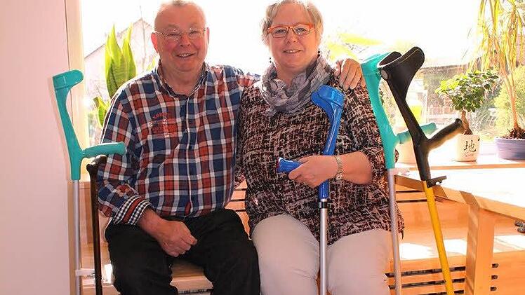 Maria Fuß und Walter Hobner hatten genug davon, sich nach umgefallenen Krücken bücken zu müssen. Sie sannen auf Abhilfe. Foto: Fuß