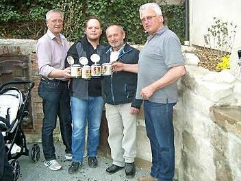 Rainer Will, Uwe Möltner, Friedbert Koch und Edwin Stößlein (von links) haben mit weiteren Bischofsheimern die Dorfverschönerung vorangetrieben. Für ihr Engagement wurden sie jüngst mit einem persönlich gewidmeten Krug bei der jüngsten Bürgerversammlung geehrt.  Foto: sn