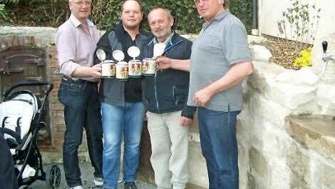Rainer Will, Uwe Möltner, Friedbert Koch und Edwin Stößlein (von links) haben mit weiteren Bischofsheimern die Dorfverschönerung vorangetrieben. Für ihr Engagement wurden sie jüngst mit einem persönlich gewidmeten Krug bei der jüngsten Bürgerversammlung geehrt.  Foto: sn