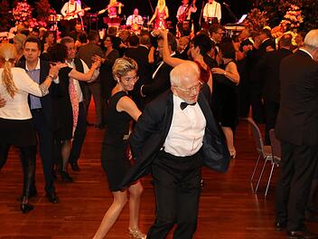 Beim 24. Bürger- und Polizeiball der Gewerkschaft der Polizei im Kongresshaus Rosengarten erlebte die große Gästeschar einen kurzweiligen Abend mit Musik und Frohsinn.  Foto: Wolfgang Desombre
