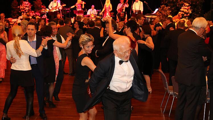 Beim 24. Bürger- und Polizeiball der Gewerkschaft der Polizei im Kongresshaus Rosengarten erlebte die große Gästeschar einen kurzweiligen Abend mit Musik und Frohsinn.  Foto: Wolfgang Desombre