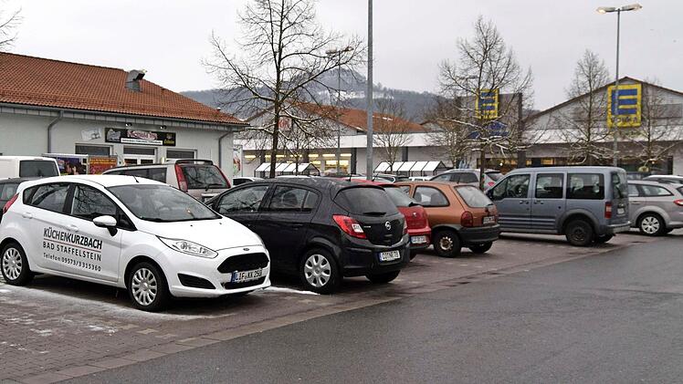 Die Parkplätze in Bad Staffelstein, im Bild der Parkplatz am Einkaufszentrum, wurden einer eingehenden Untersuchung unterzogen. Foto: Andreas Welz