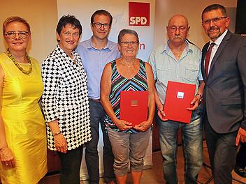 Jubiläumsfeier der Nüdlinger SPD: die Bundestagsabgeordnete Sabine Dittmar (von links), Landtags-Vizepräsidentin Inge Aures, der stellvertretende SPD-Kreisvorsitzende Norbert Schaub, Gaby Voll und Max Geist und der Ortsvereinsvorsitzende Volker Schäfer. Foto: Dieter Britz