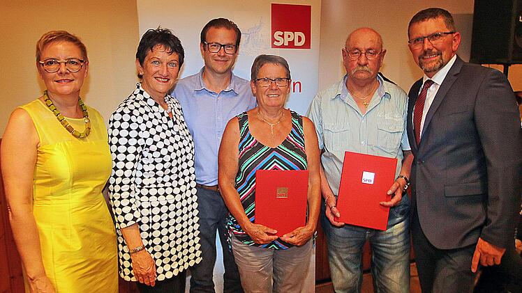 Jubiläumsfeier der Nüdlinger SPD: die Bundestagsabgeordnete Sabine Dittmar (von links), Landtags-Vizepräsidentin Inge Aures, der stellvertretende SPD-Kreisvorsitzende Norbert Schaub, Gaby Voll und Max Geist und der Ortsvereinsvorsitzende Volker Schäfer. Foto: Dieter Britz