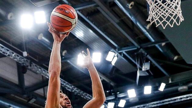 Elias Harris (links) setzt sich unter dem Korb gegen den Tschechen Jaromir Bohacik durch. Foto: Daniel L&ouml;b