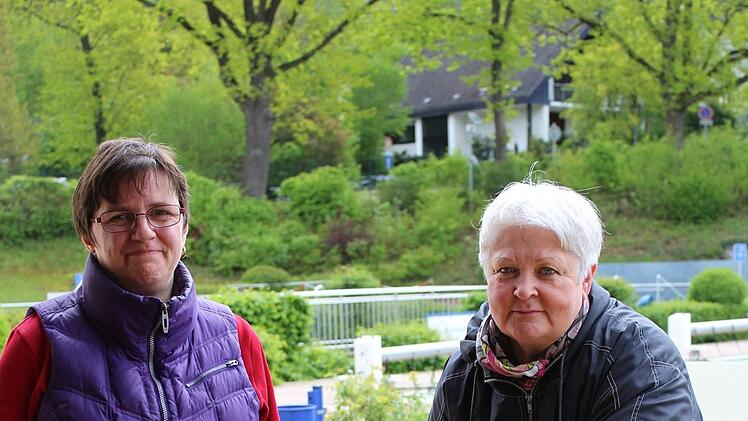 Ibolya Dehler (links) und Irina Kel sorgen dafür, dass bis zur Eröffnung am Samstag das komplette Freibad gereinigt ist. Cindy  Dötschel