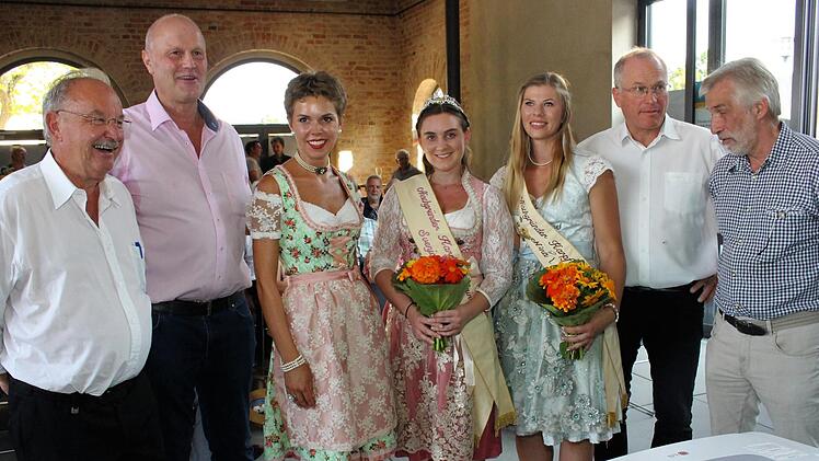 Die ehemaligen und die amtierende  Karpfenkönigin (von links): Katrin Uano, Svenja Viertel und  Nina Hock flankiert von  Peter Holzmann, stellvertretender Bürgermeister Neustadt/Aisch, Höchstadts Bürgermeister Gerald Brehm, Martin Oberle, und Walter Jakob, Vorsitzender der Teichgenossenschaft Foto: Evi Seeger