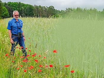 Frank Reißenweber an einem Acker, der an einen ökologisch arbeitenden Landwirt verpachtet wurde.