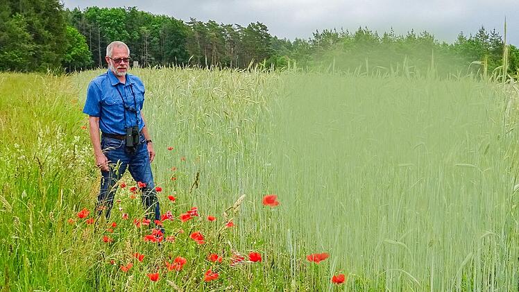 Frank Rei&szlig;enweber an einem Acker, der an einen &ouml;kologisch arbeitenden Landwirt verpachtet wurde.