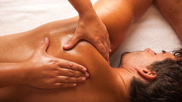 Ein Mann wird massiert.