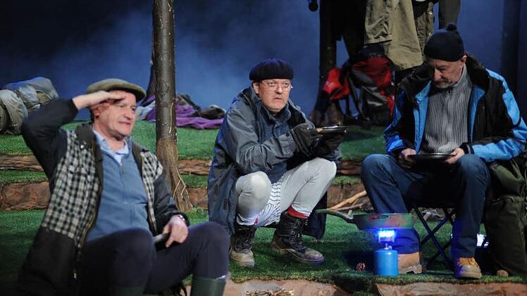 Gordon (Stephan Benson, links) hasst Angus (Roland Renner, rechts) zwar, doch auf das einzige Würstchen, das der vom Frühstücksbuffett hatte mitgehen lassen, möchte auch er nicht verzichten. "Käptn" Neville (Jens Wawrczeck) versucht, zu vermitteln.