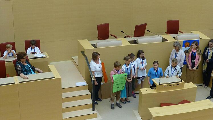 Lea Fuchs (am Pult; blaues Oberteil) trug der Landtagspräsidentin Barbara Stamm (links; ebenfalls blaues Oberteil) die Ergebnisse ihrer Arbeitsgruppe zum Thema Natur und Umwelt vor.  Foto: privat