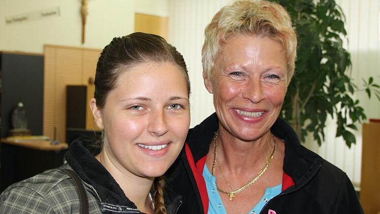 Ulrike Schaupp und ihre Mutter Christl haben sich heuer ebenfalls zum ersten Mal für die Briefwahl entschieden. Fotos: Ralf Ruppert