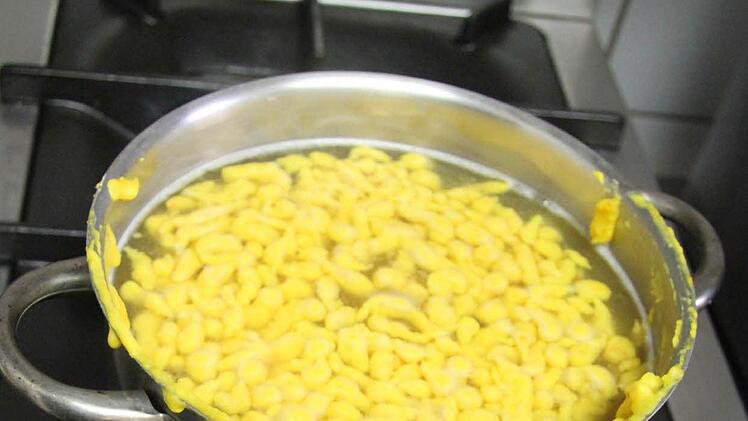 Die Südtiroler Kürbis-Spätzle sind fertig, wenn sie nach oben kommen . Foto: Sonja Adam