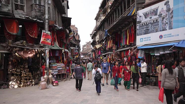 Einkaufsstraße in der Altstadt Kathmandus: Hier herrscht immer dichtes Gedränge. Die Aufnahme entstand am Tag der Ankunft, Mittwoch, 22. April. Drei Tage später wurde diese Straße durch das schwere Erdbeben stark zerstört.  Foto: Raimund Göhlich