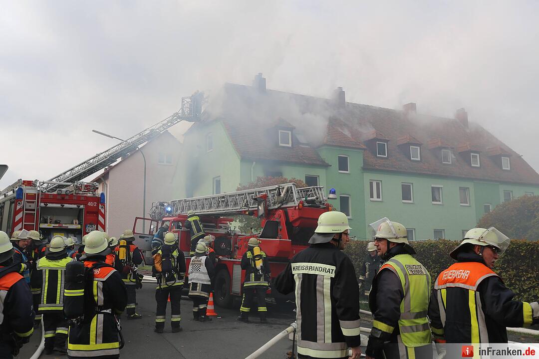 Brand nach Explosion in Mehrfamilienhaus