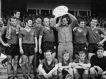 Die Mannschaft des 1. FC Nürnberg feiert mit Trainer Max Merkel den Gewinn der Deutschen Meisterschaft 1968. Die Triktos stammten damals von Umbro - dem neuen Ausrüster für die kommende Saison. Foto: dpa