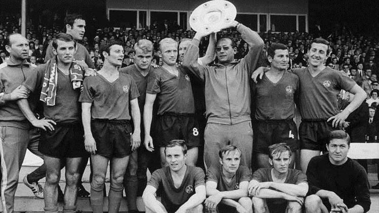 Die Mannschaft des 1. FC Nürnberg feiert mit Trainer Max Merkel den Gewinn der Deutschen Meisterschaft 1968. Die Triktos stammten damals von Umbro - dem neuen Ausrüster für die kommende Saison. Foto: dpa