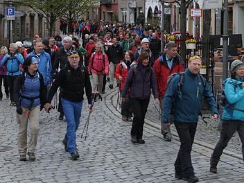 In Kulmbach war kurz nach dem Start viel los: 600 Teilnehmer machten sich auf den Weg durch die Altstadt. Fotos: Katrin Geyer und Alexander Hartmann