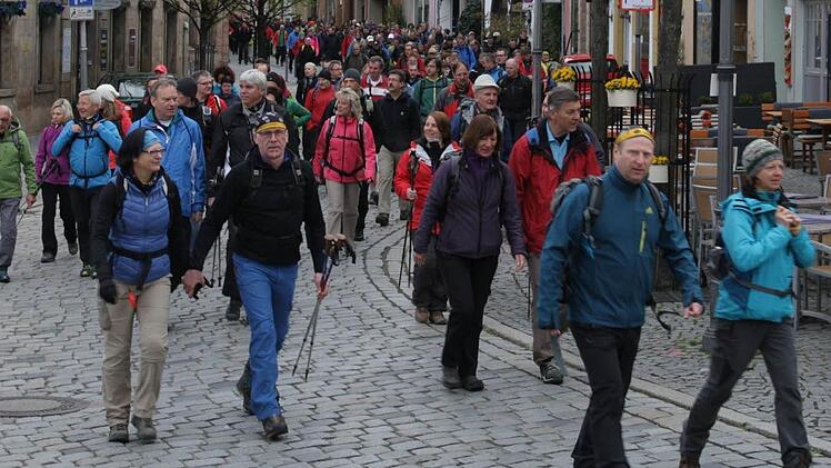 In Kulmbach war kurz nach dem Start viel los: 600 Teilnehmer machten sich auf den Weg durch die Altstadt. Fotos: Katrin Geyer und Alexander Hartmann