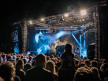 Bis nach Mitternacht singen und jubeln die Fans mit den Musikern auf der Bühne. Foto: Manuel Stark