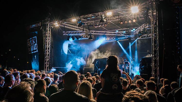Bis nach Mitternacht singen und jubeln die Fans mit den Musikern auf der Bühne. Foto: Manuel Stark